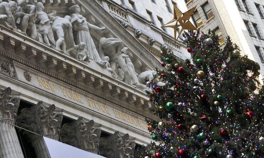 Σε χριστουγεννιάτικο κλίμα οι δείκτες στη Wall Street