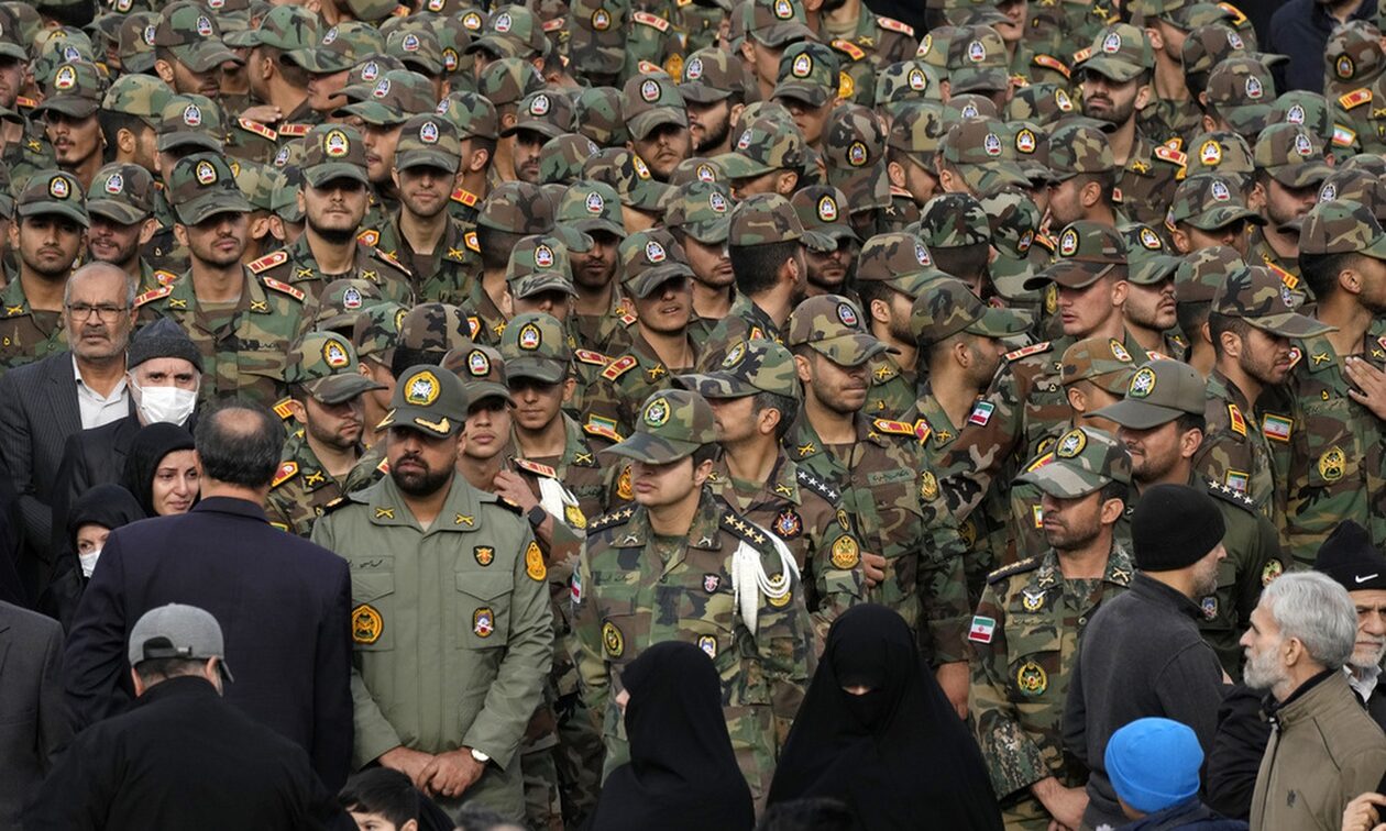 Ιράν: Ο Χαμενεϊ και χιλιάδες πολίτες στην κηδεία του στελέχους των Φρουρών της Επανάστασης