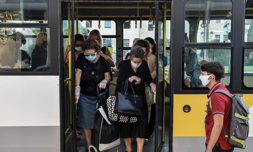 Κορονοϊός - Γρίπη: Σήμερα η ανακοίνωση του ΕΟΔΥ για τις μάσκες σε κλειστούς χώρους και νοσοκομεία
