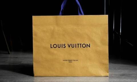 Υπάλληλος της Louis Vuitton δείχνει το δώρο που χάρισε η εταιρεία για τα Χριστούγεννα