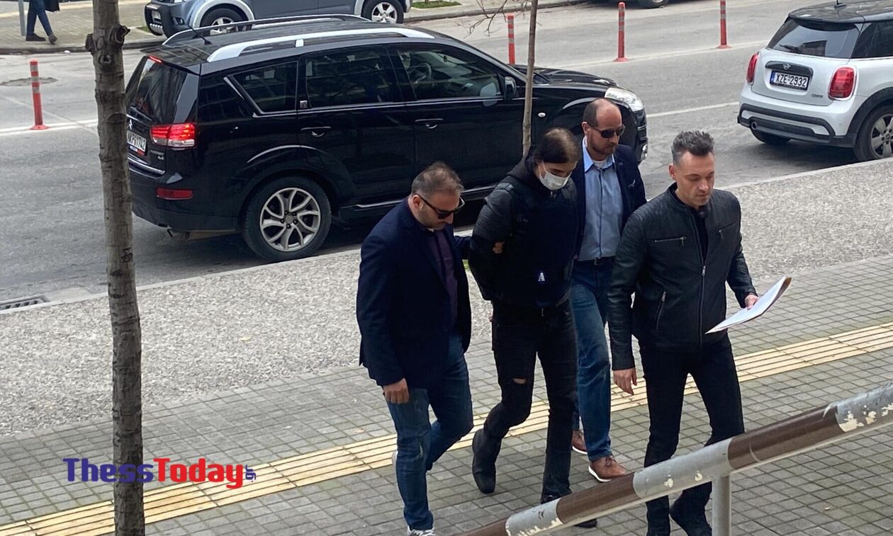 Θεσσαλονίκη: Έφτασε στα δικαστήρια με αλεξίσφαιρο γιλέκο ο Νορβηγός που δολοφόνησε τον αστυνομικό