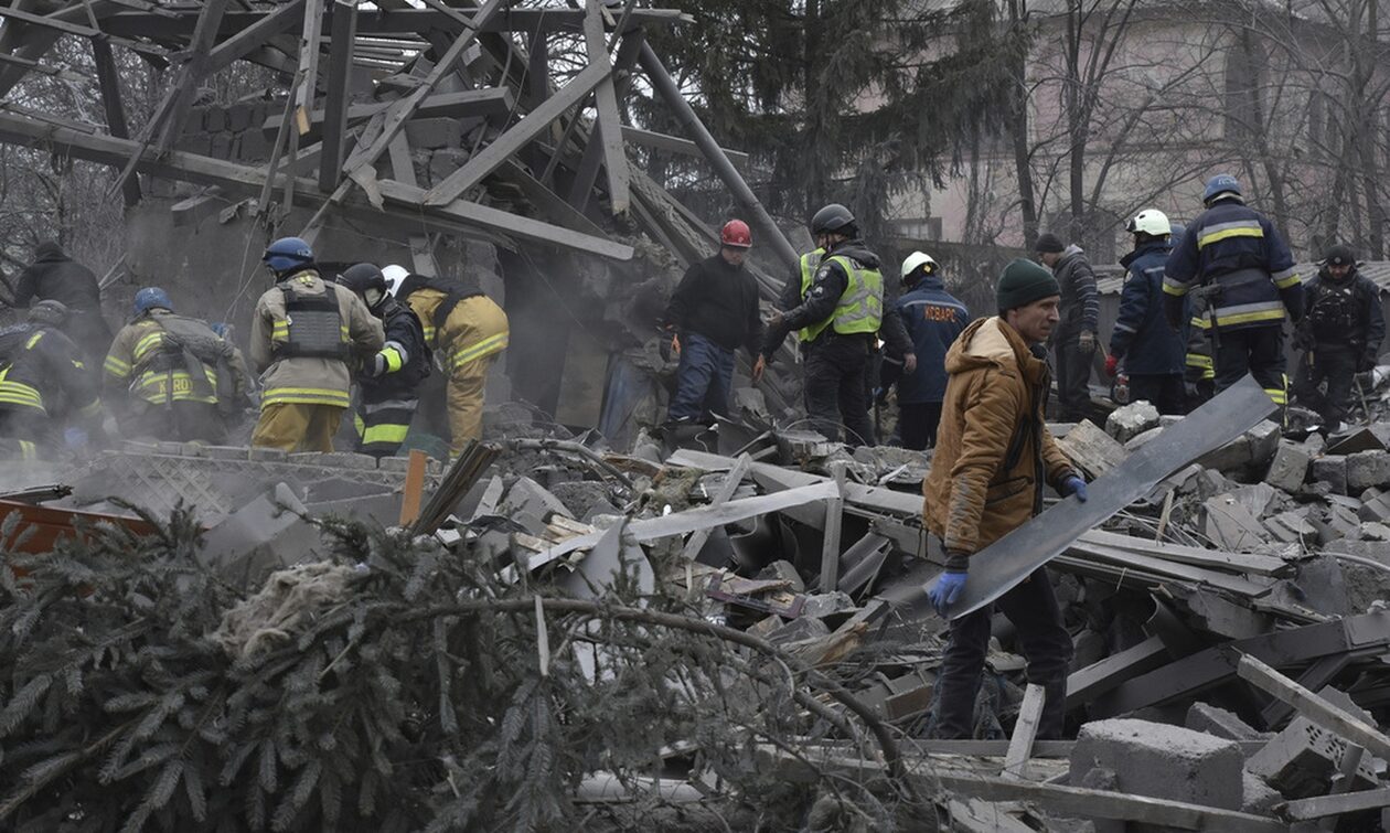 Ουκρανία: Τουλάχιστον δεκαοκτώ άνθρωποι σκοτώθηκαν από το τελευταίο «μπαράζ» ρωσικών επιθέσεων