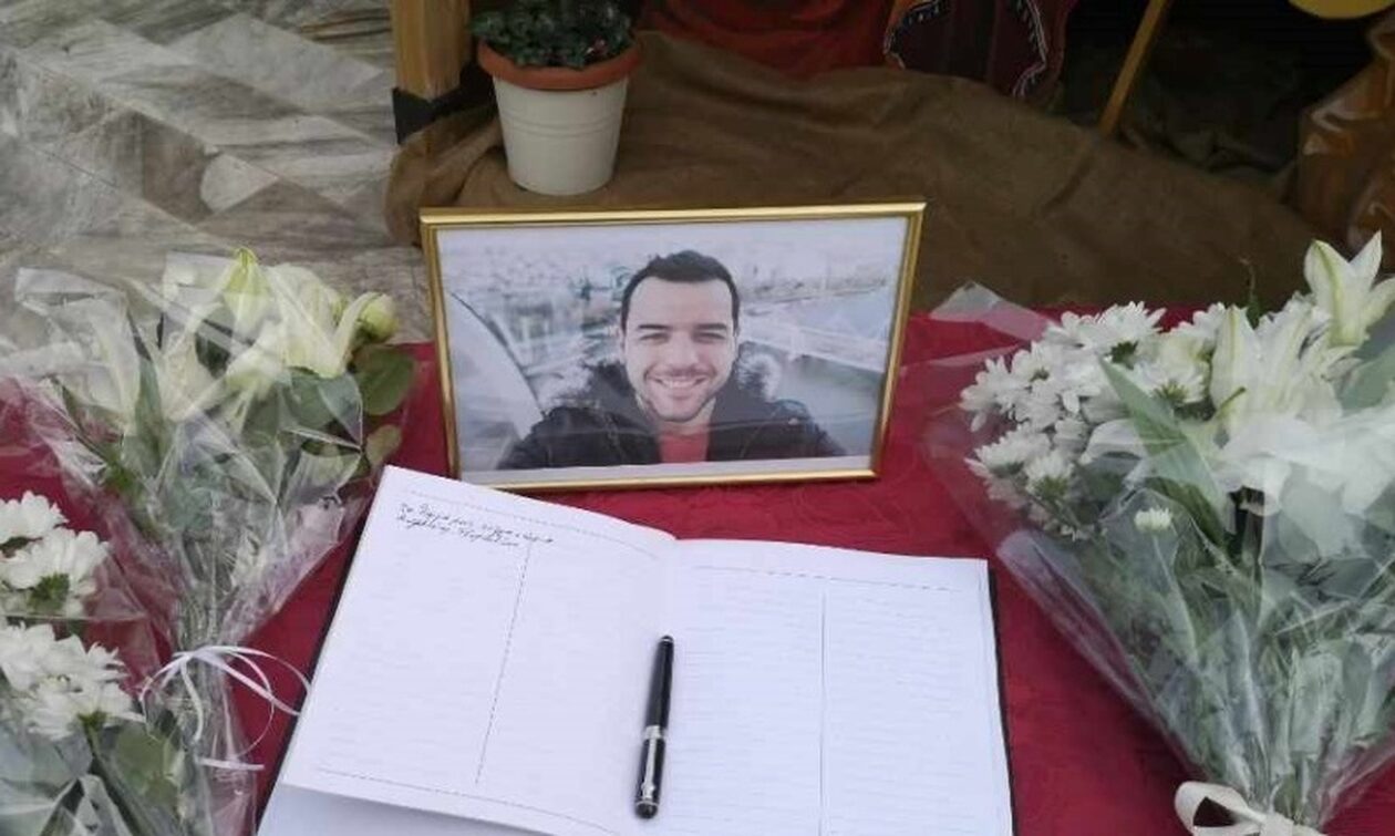 Θεσσαλονίκη: Οδύνη στην κηδεία του 32χρονου αστυνομικό που δολοφονήθηκε - «Γιατί παλικάρι μου»