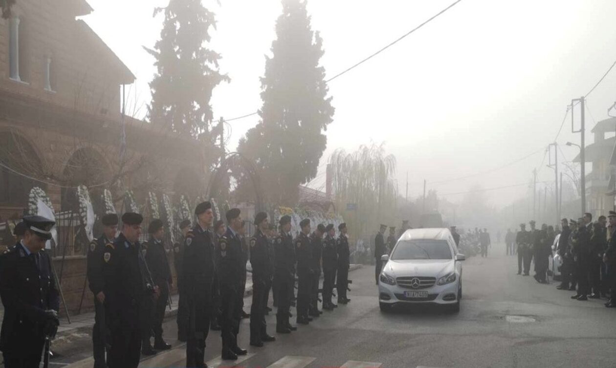 Θεσσαλονίκη: Με τιμές ήρωα αποχαιρέτησαν τον 32χρονο αστυνομικό