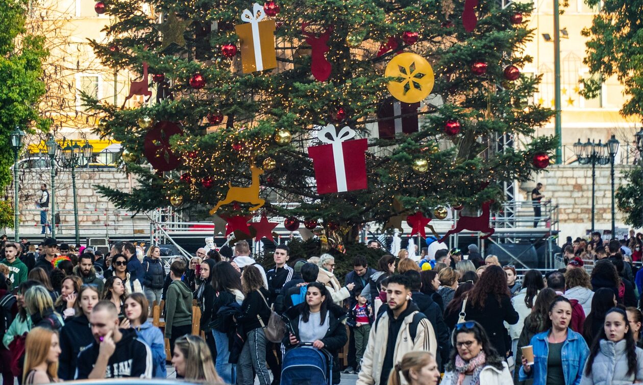 Πλήθος κόσμου στις αγορές της Αθήνας και της Θεσσαλονίκης για τα τελευταία ψώνια του 2023
