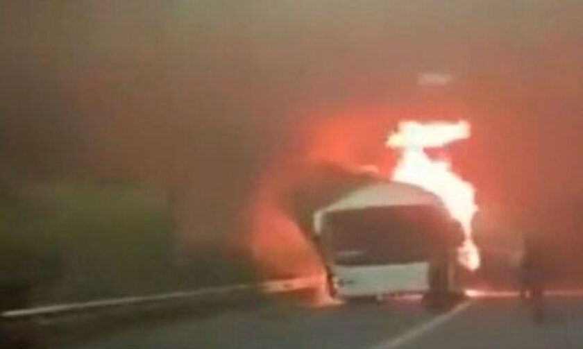 Λαμπάδιασε ΚΤΕΛ με προορισμό τη Θεσσαλονίκη: Βίντεο ντοκουμέντο από τις φλόγες