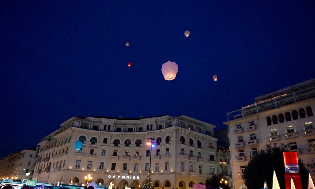 Νύχτα ευχών στη Θεσσαλονίκη:  Εκατοντάδες φαναράκια στον ουρανό πάνω από την Αριστοτέλους