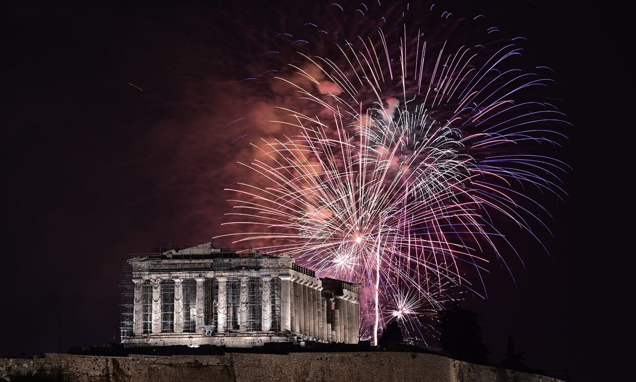 Πρωτοχρονιά 2024: Έτσι υποδέχθηκε η Ελλάδα τη νέα χρονιά - Πυροτεχνήματα, μουσικές και κόσμος