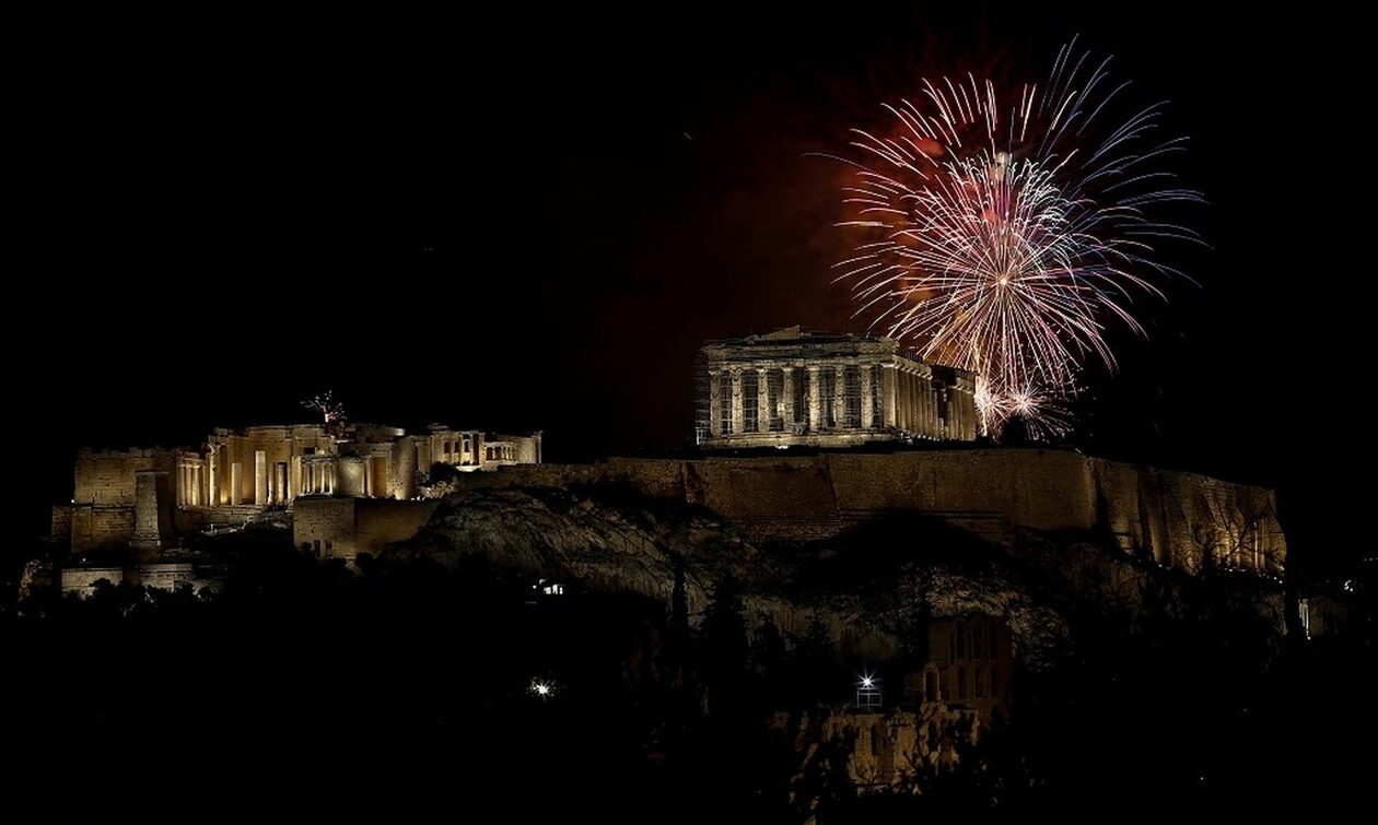 Πρωτοχρονιά 2024: Πολύχρωμα πυροτεχνήματα έκαναν τη νύχτα μέρα πάνω από την Ακρόπολη