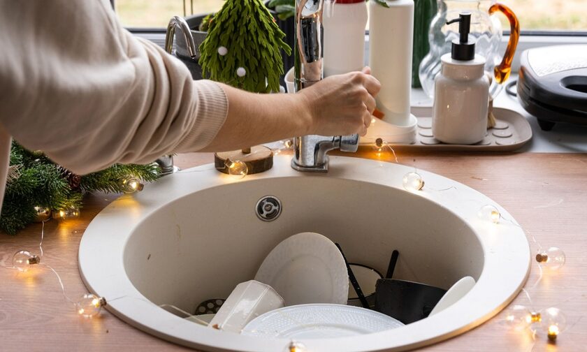 Το tip για να καθαρίσετε τα πιάτα εύκολα και γρήγορα