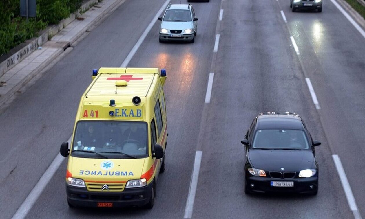 Τροχαίο με σύγκρουση δύο αυτοκινήτων στο Πικέρμι - Κλειστή η Λεωφόρος Μαραθώνος προς Ραφήνα