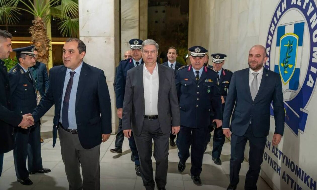 Ελληνική Αστυνομία: Ευχές Υφυπουργού και Αρχηγού από το κέντρο επιχειρήσεων της ΓΑΔΑ για το 2024