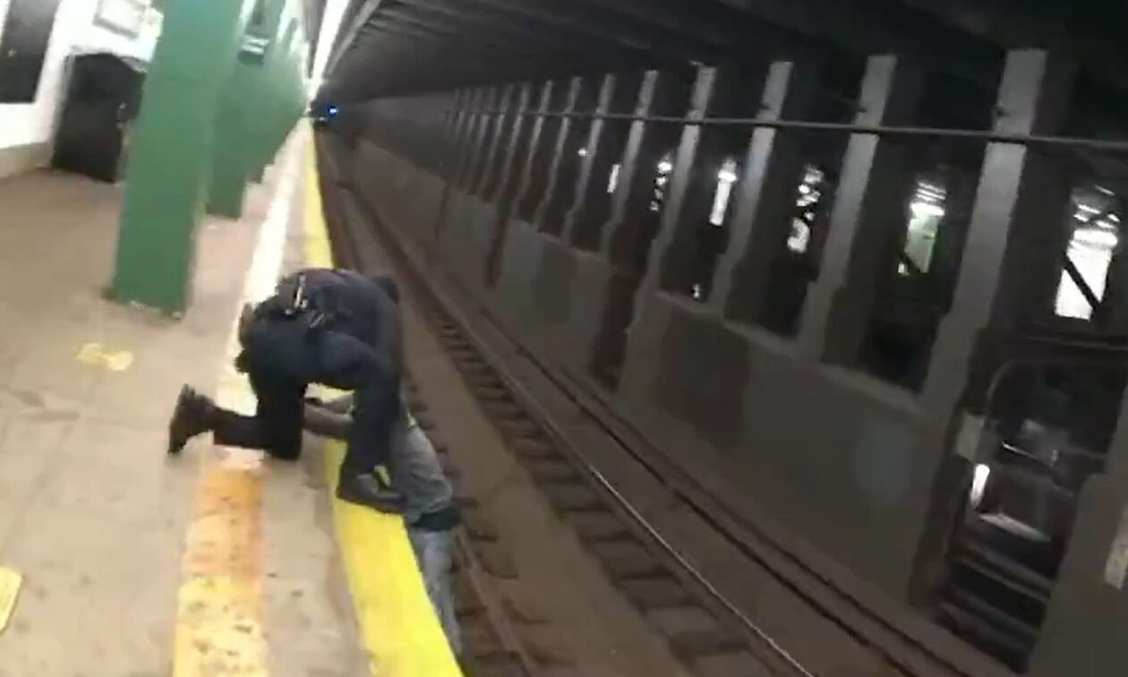 ΗΠΑ: Αστυνομικός στη Νέα Υόρκη πηδά στις γραμμές του μετρό για να σώσει άνδρα