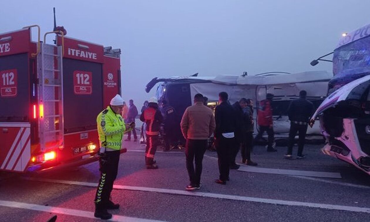 Tουρκία: Φονική σύγκρουση φορτηγού με λεωφορείο με τουλάχιστον 4 νεκρούς και 29 τραυματίες