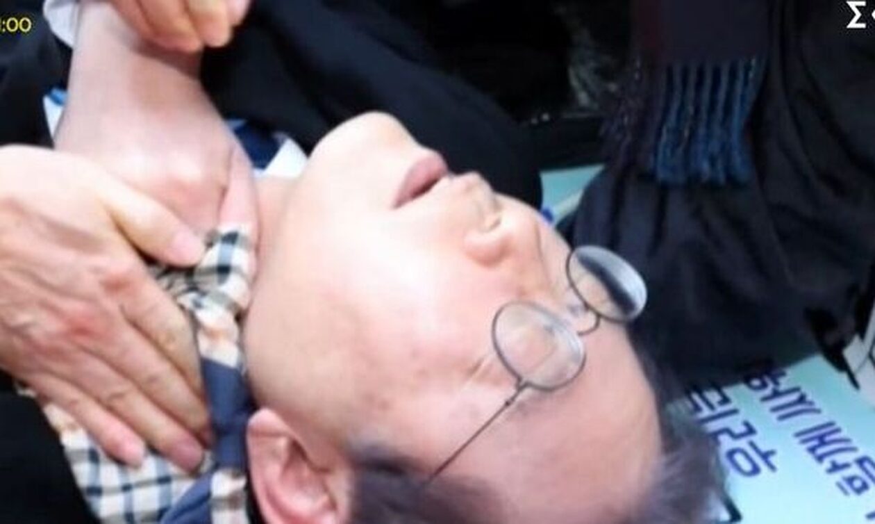 Νότια Κορέα: Ο ηγέτης της αντιπολίτευσης δέχτηκε επίθεση με μαχαίρι - Τραυματίστηκε στον λαιμό