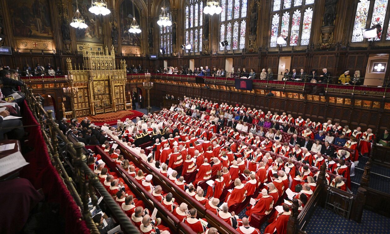 Σάλος στη Βρετανία: Σαμπάνια αξίας 90.000 λιρών για τη  Βουλή των Λόρδων