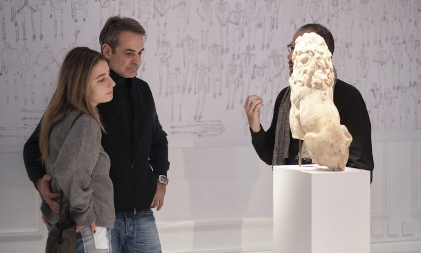 Μητσοτάκης: Με την κόρη του Δάφνη στο Μουσείο Κυκλαδικής Τέχνης