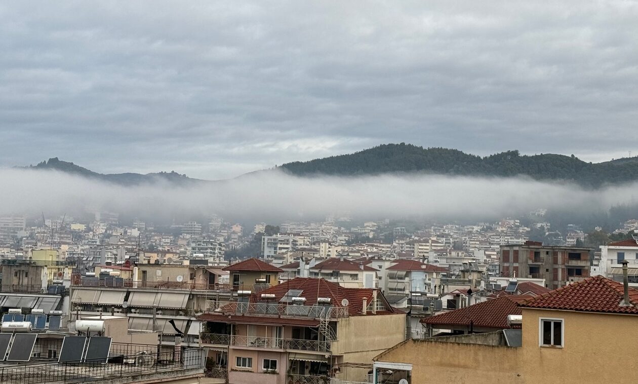 Καιρός: Πέπλο ομίχλης «σκέπασε» την πόλη του Αγρινίου