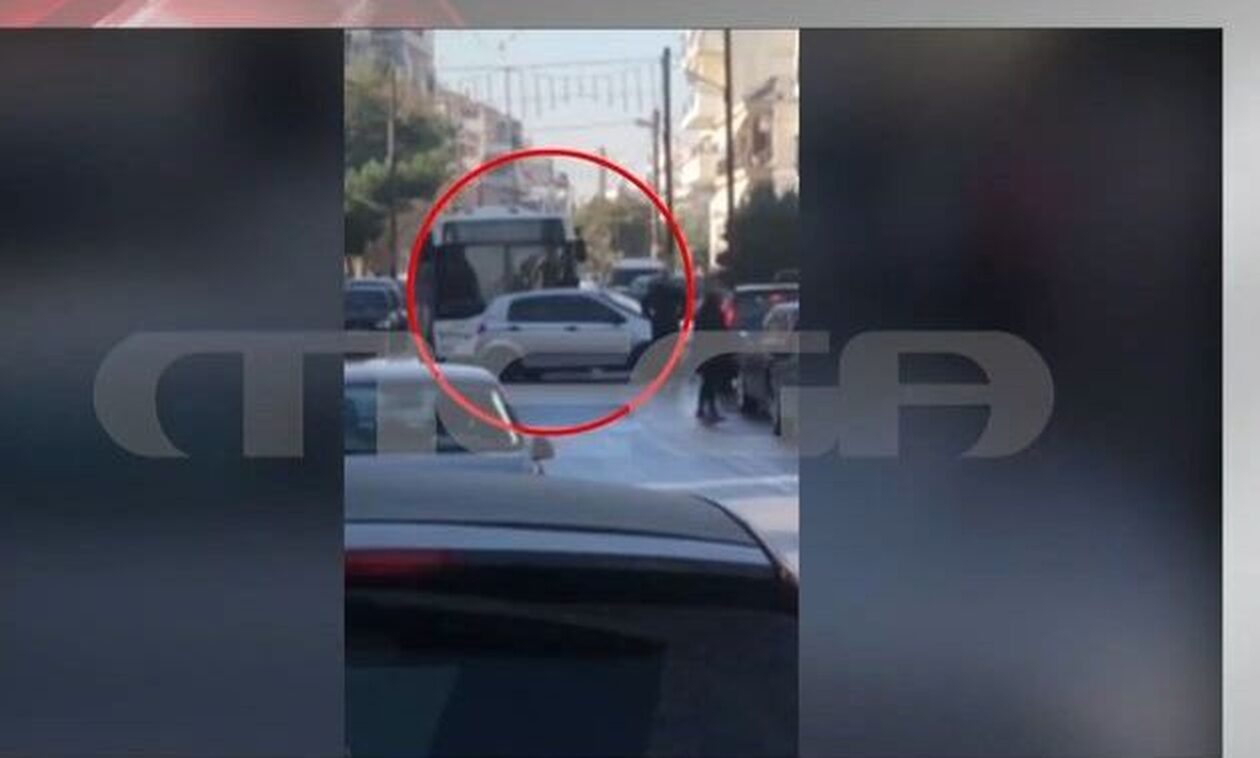 Θεσσαλονίκη: Πιάστηκαν στα χέρια στη μέση του δρόμου για ένα τρακάρισμα - Βίντεο ντοκουμέντο