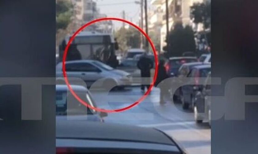 Θεσσαλονίκη: Πλακώθηκαν στη μέση του δρόμου οι οδηγοί λεωφορείου και ΙΧ