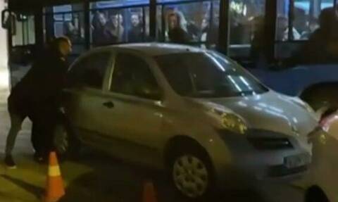Θεσσαλονίκη: Σήκωσαν αυτοκίνητο στα χέρια για να περάσει το λεωφορείο