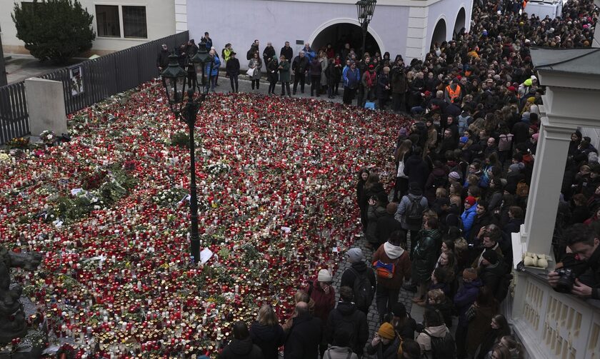Επίθεση στην Πράγα: Φοιτητές και καθηγητές τίμησαν τη μνήμη των 14 θυμάτων