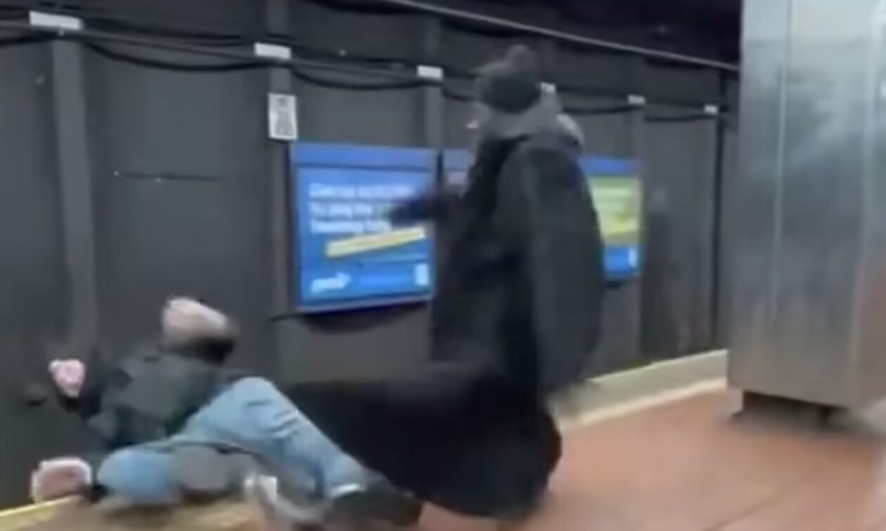 Σκληρό βίντεο: Άνδρας σπρώχνεται στις γραμμές του μετρό και τον σκοτώνει το τρένο