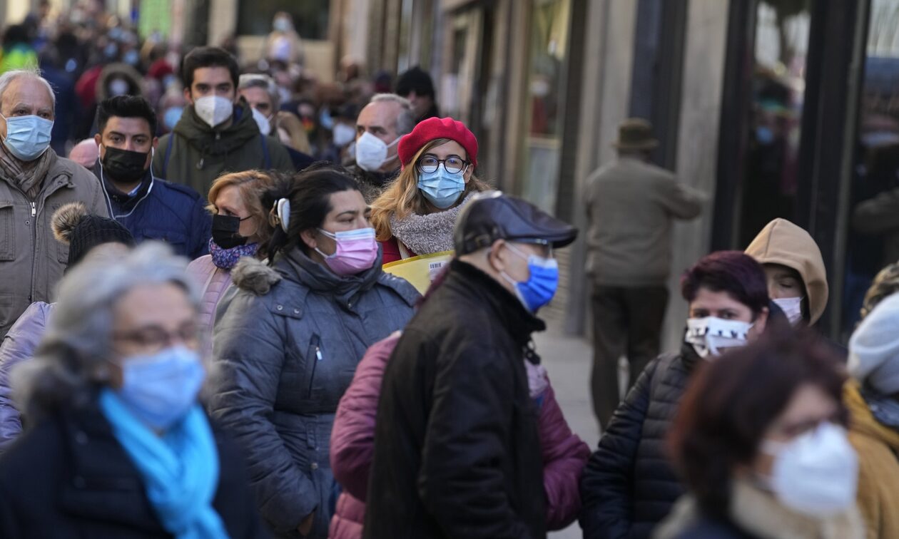 Κοκτέιλ γρίπης και κορονοϊού στην Ευρώπη: Επιστρέφει η μάσκα στην Ισπανία λόγω αύξησης κρουσμάτων
