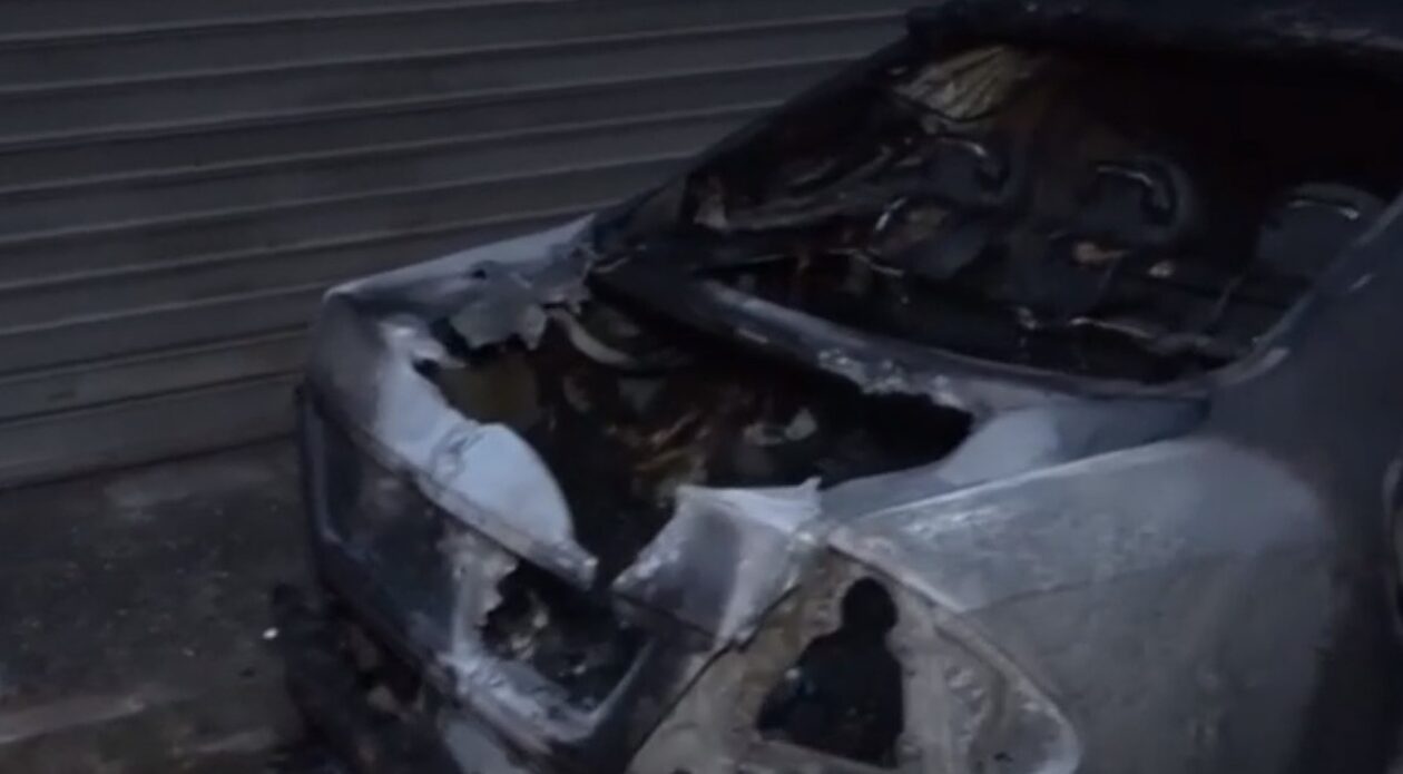 Μυστήριο με εμπρησμό ΙΧ στο Παλαιό Φάληρο: Βρέθηκαν φωτοβολίδες μέσα στο όχημα (vid)