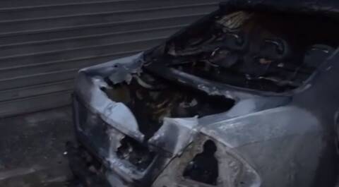 Μυστήριο με εμπρησμό ΙΧ στο Παλαιό Φάληρο: Βρέθηκαν φωτοβολίδες μέσα στο όχημα (vid)