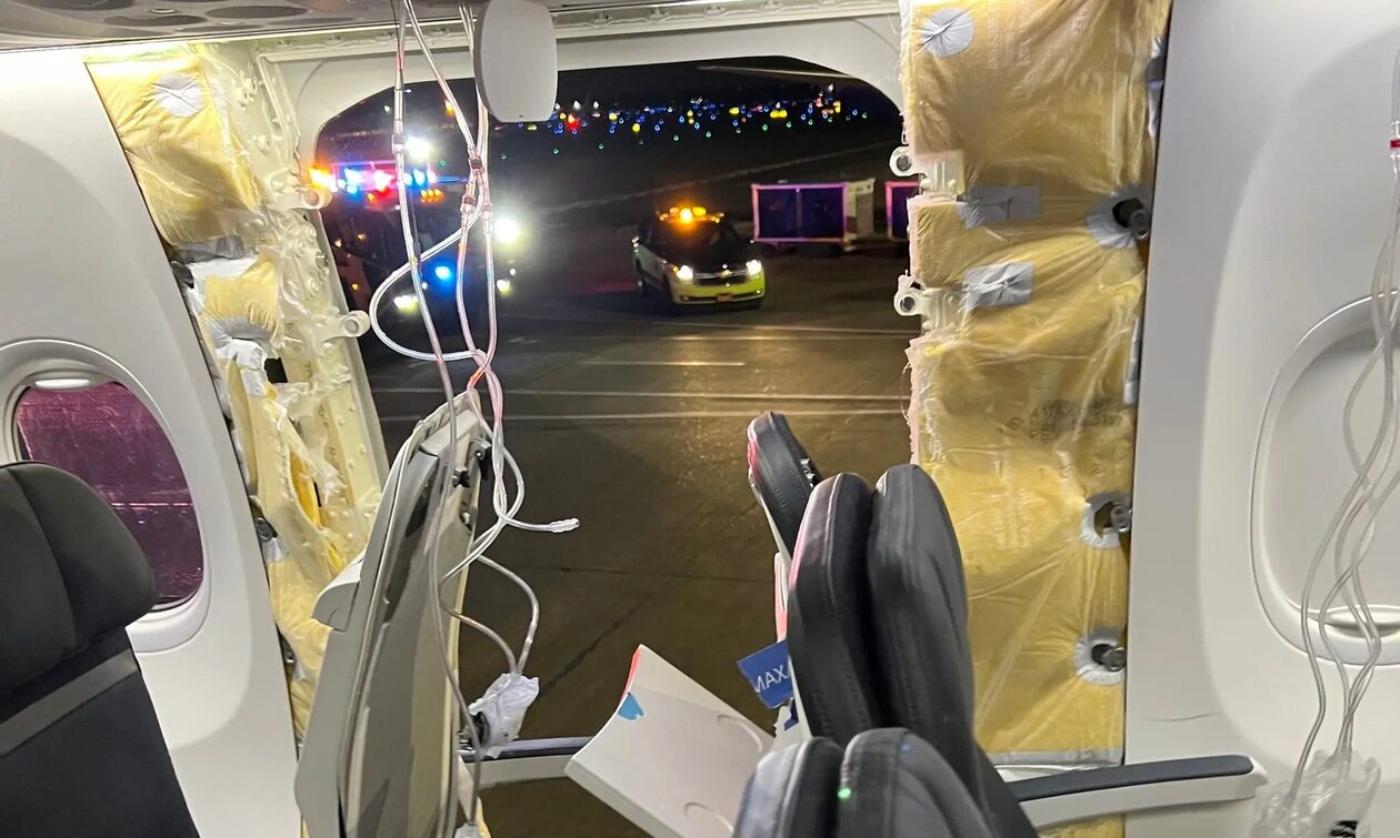 Πόρτλαντ: Αναγκαστική προσγείωση για αεροπλάνο που... «έχασε» παράθυρο στον αέρα