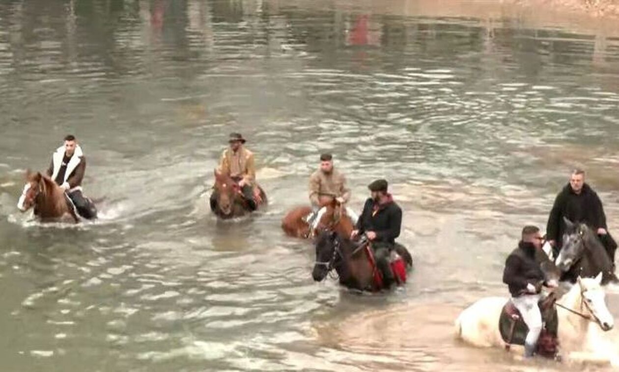 Θεοφάνεια - Τριπόταμος Ημαθίας: Μπήκαν με τα άλογα στο νερό για ευλογία