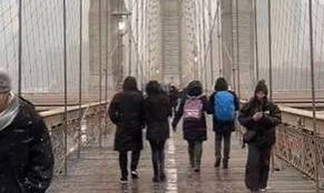 Νέα Υόρκη - Εντυπωσιακό βίντεο: Χιονίζει στη γέφυρα του Μπρούκλιν