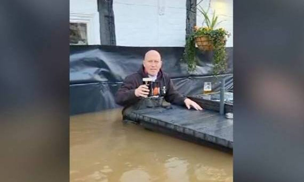Αγγλία: Ιδιοκτήτης παμπ απολαμβάνει τη μπύρα του έξω από το πλημμυρισμένο μαγαζί του