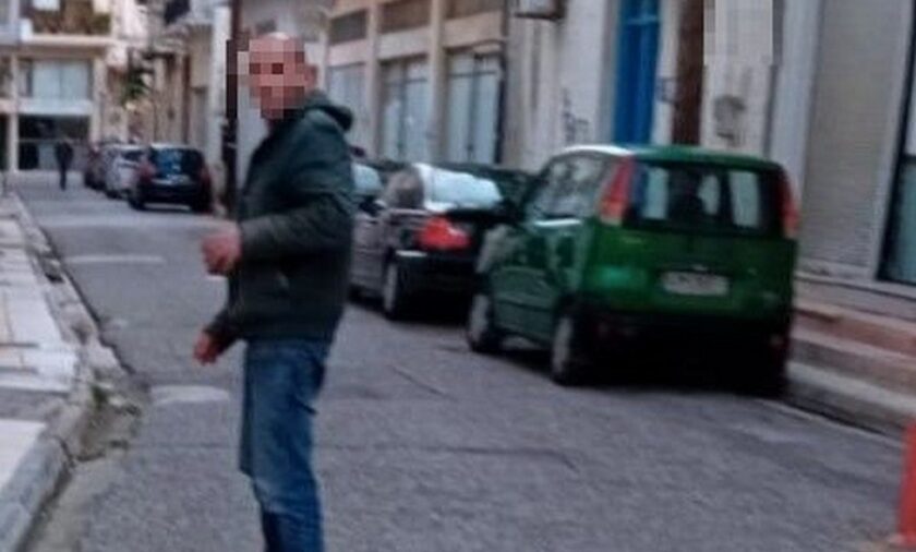 Τρόμος στο Μεσολόγγι: Άνδρας κυκλοφορεί με μαχαίρι στα χέρια και σπάει καταστήματα (pic)