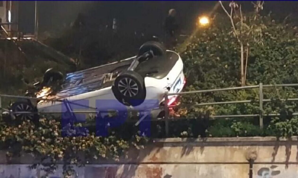 Τροχαίο στην Ηλιούπολη: Ανατράπηκε αυτοκίνητο και κρεμόταν από τις προστατευτικές μπάρες