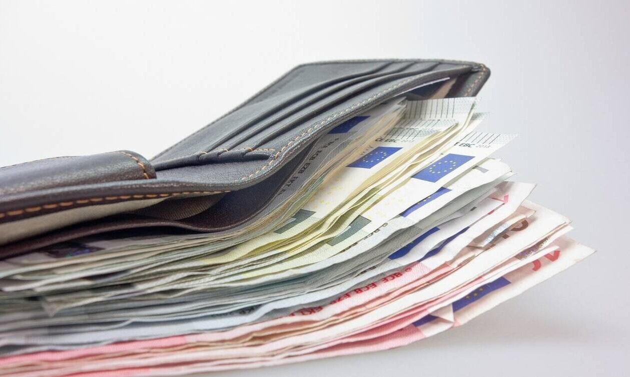 Καλαμαριά: Καθαρίστρια βρήκε και παρέδωσε πορτοφόλι με 490 ευρώ