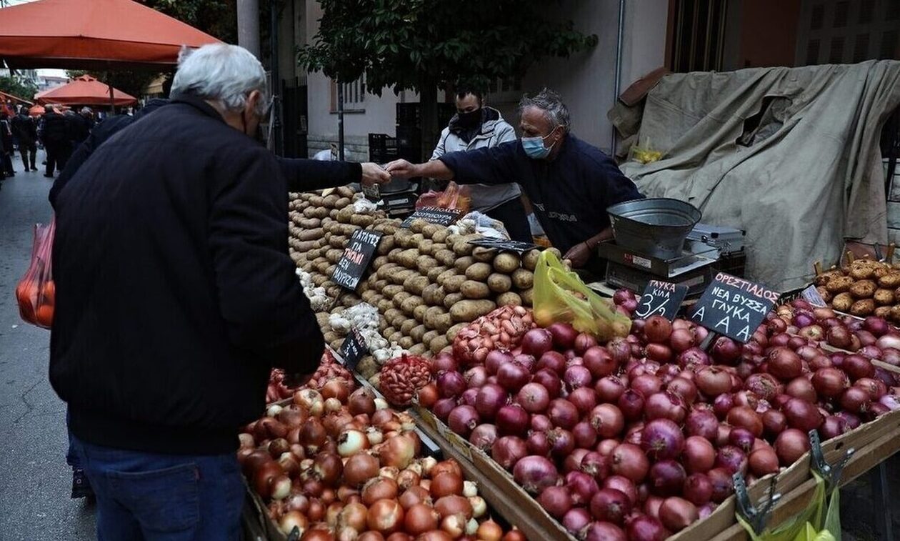 Ακρίβεια: Επιμένουν οι ανατιμήσεις στα τρόφιμα ακόμα και στις λαϊκές αγορές
