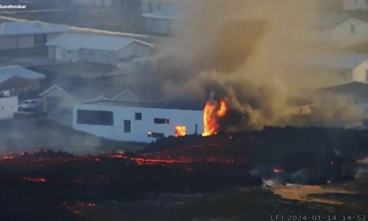 Ισλανδία: Η λάβα από το ηφαίστειο που εξερράγη έφθασε σε σπίτια του Γκρίνταβικ που έπιασαν φωτιά