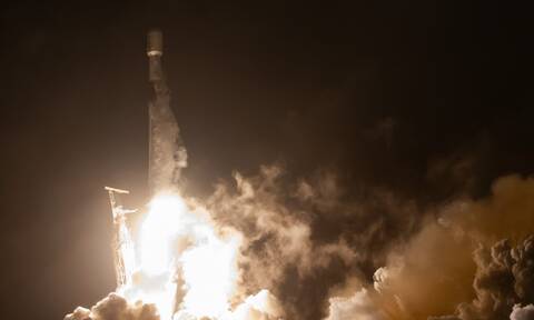 Έλον Μασκ: Έστειλε 22 δορυφόρους στο διάστημα – Η στιγμή της εκτόξευσης