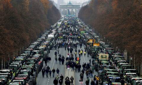 Γερμανία: Η «μαύρη Δευτέρα» του Σολτς - 10.000 αγρότες με τρακτέρ στο κέντρο του Βερολίνου