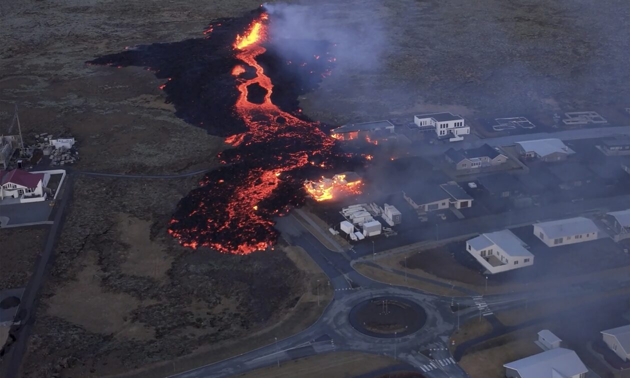 Ισλανδία: Σπίτια παραδίδονται στις φλόγες από τη λάβα ηφαιστείου - Εντυπωσιακά πλάνα από drone