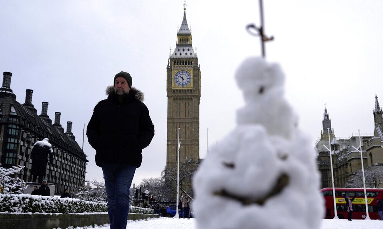 Πολικό ψύχος στη Βρετανία: Σφοδρές χιονοπτώσεις, μπλακ άουτ και κλειστά σχολεία