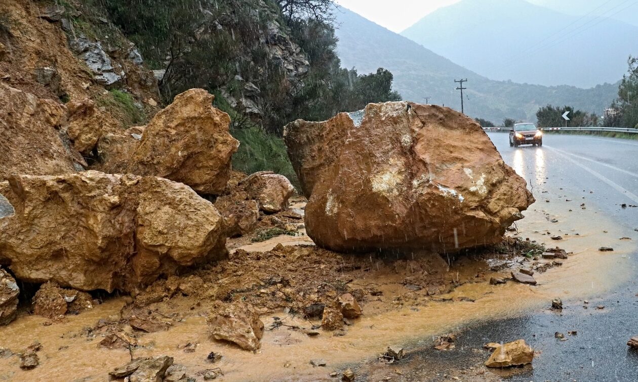 Κρήτη: Κατολισθήσεις μετά την έντονη βροχόπτωση, έκλεισε δρόμος – Βίντεο