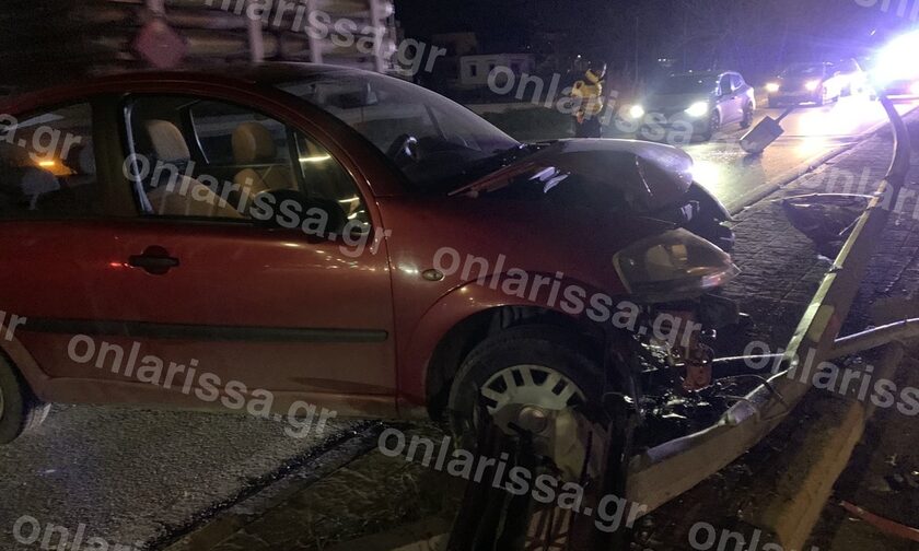 Νέο τροχαίο στη Λάρισα: Αυτοκίνητο «καρφώθηκε» σε κολόνα