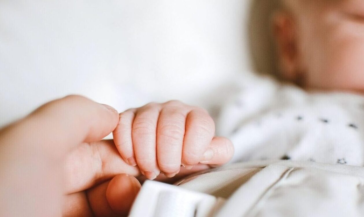 Χρονιά σοκ για την υπογεννητικότητα στην Ελλάδα το 2023 - Σε διαρκή πτώση οι γεννήσεις