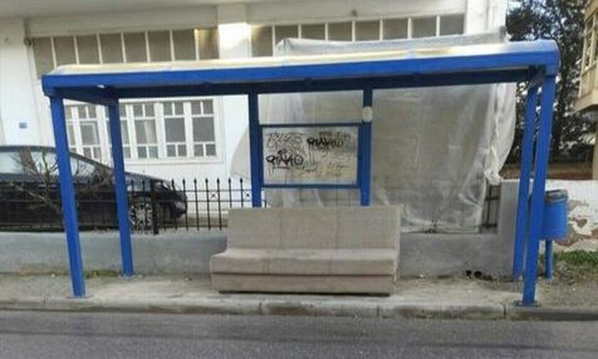 Θεσσαλονίκη: Έβαλε καναπέ σε στάση λεωφορείου