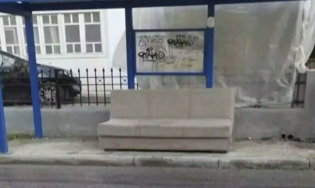 Απίστευτο αλλά Ελληνικό: Ένας καναπές σε στάση λεωφορείου Θεσσαλονίκης