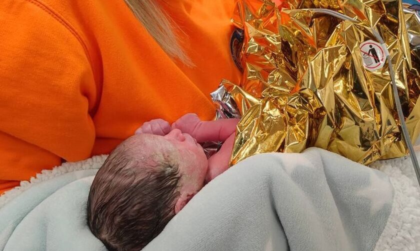 Ηράκλειο: Κοριτσάκι γεννήθηκε μέσα σε ασθενοφόρο - Η συγκινητική φωτογραφία