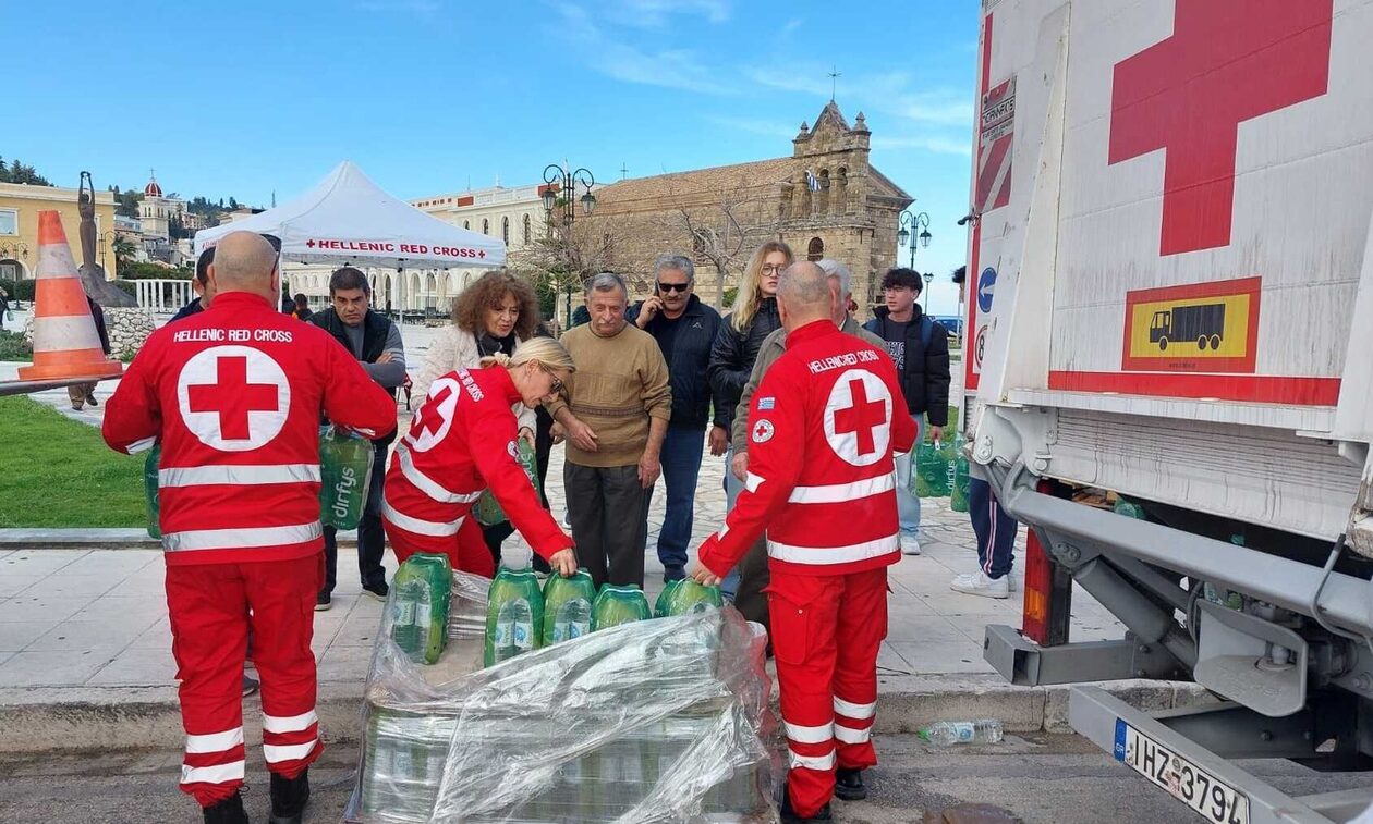 Ζάκυνθος: Εμφιαλωμένο νερό διένειμε ο Ελληνικός Ερυθρός Σταυρός στους κατοίκους της πόλης